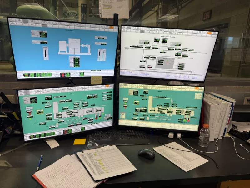 Sistema SCADA con quattro monitor che mostrano interfacce di controllo impianto chiller
