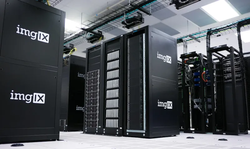 Cavi di rete collegati a un server rack in un data center industriale